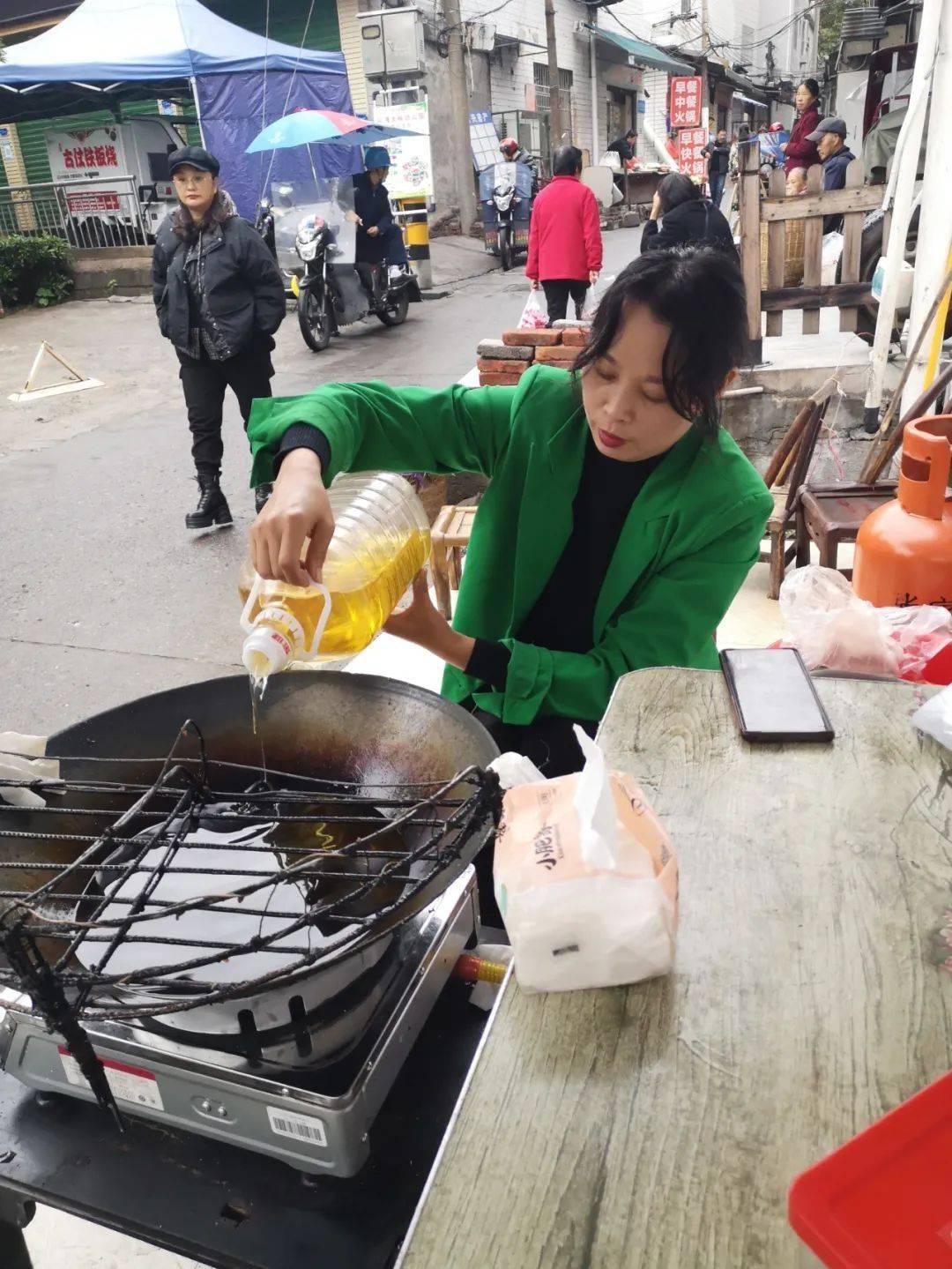油粑粑最新，小巷中的美食秘境探索